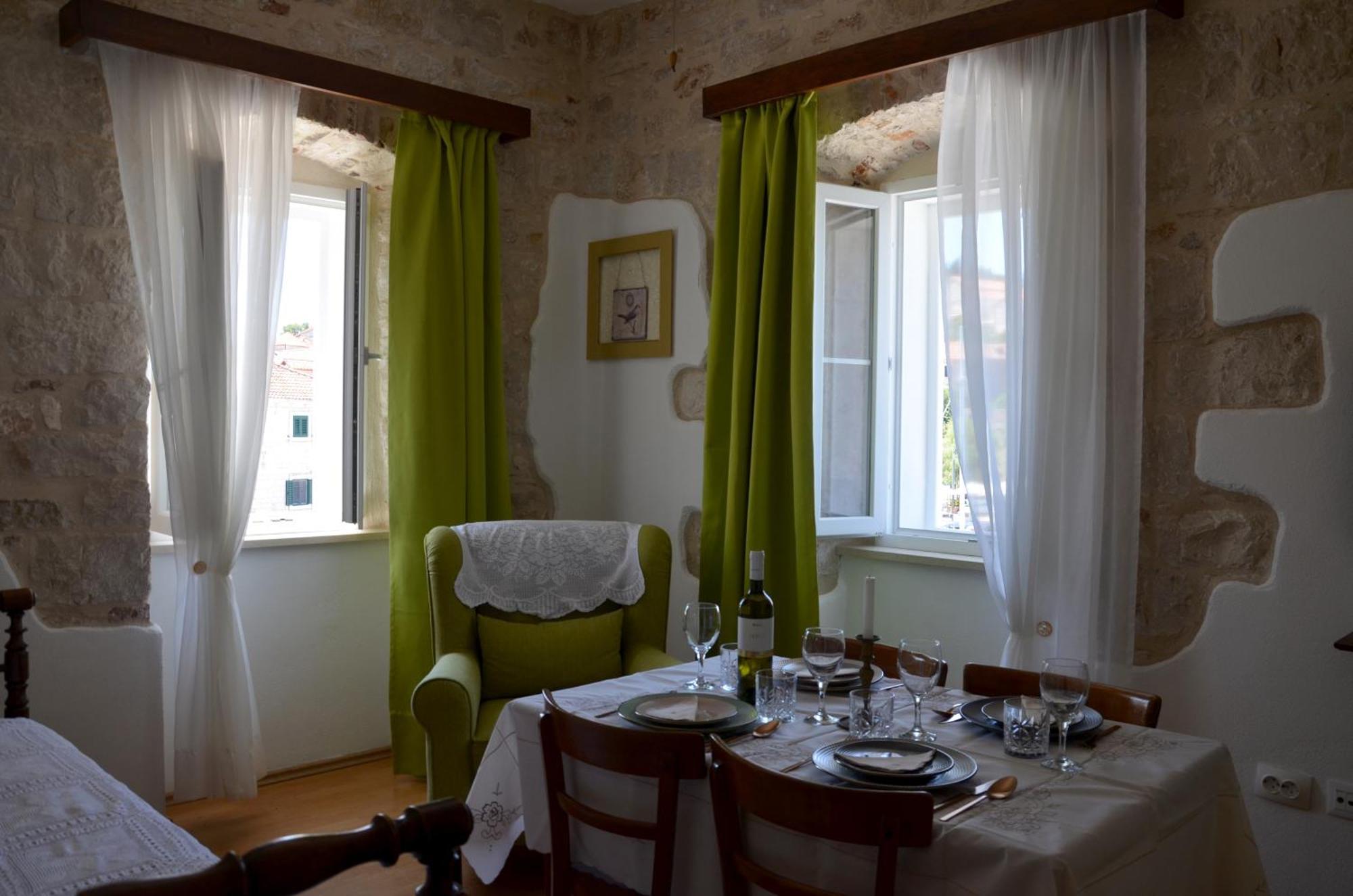 Castel Nonna Franka Apartment Sutivan Bagian luar foto