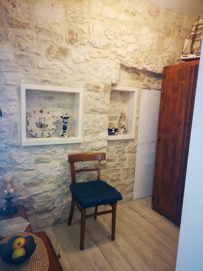 Castel Nonna Franka Apartment Sutivan Bagian luar foto